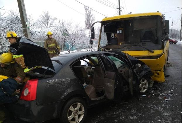 В Мариуполе столкнулись пассажирский автобус и автомобиль, есть погибший и 8 пострадавших