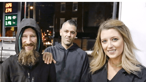 Как девушка отплатила бездомному за помощь 