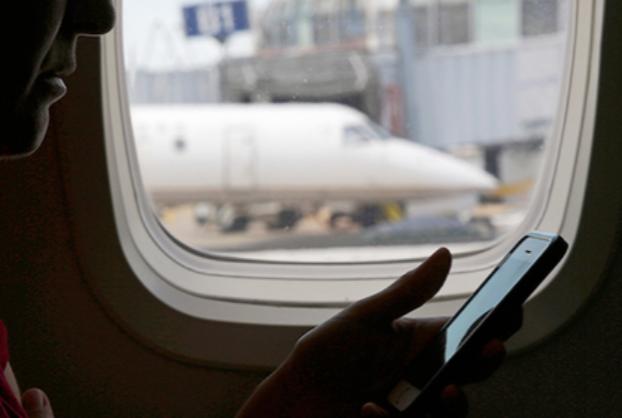 Названа возможная причина запрета использования телефона на борту самолета