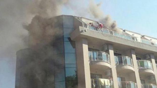 На курорте в Турции пожар в отеле заставил отдыхающих выпрыгивать из окон