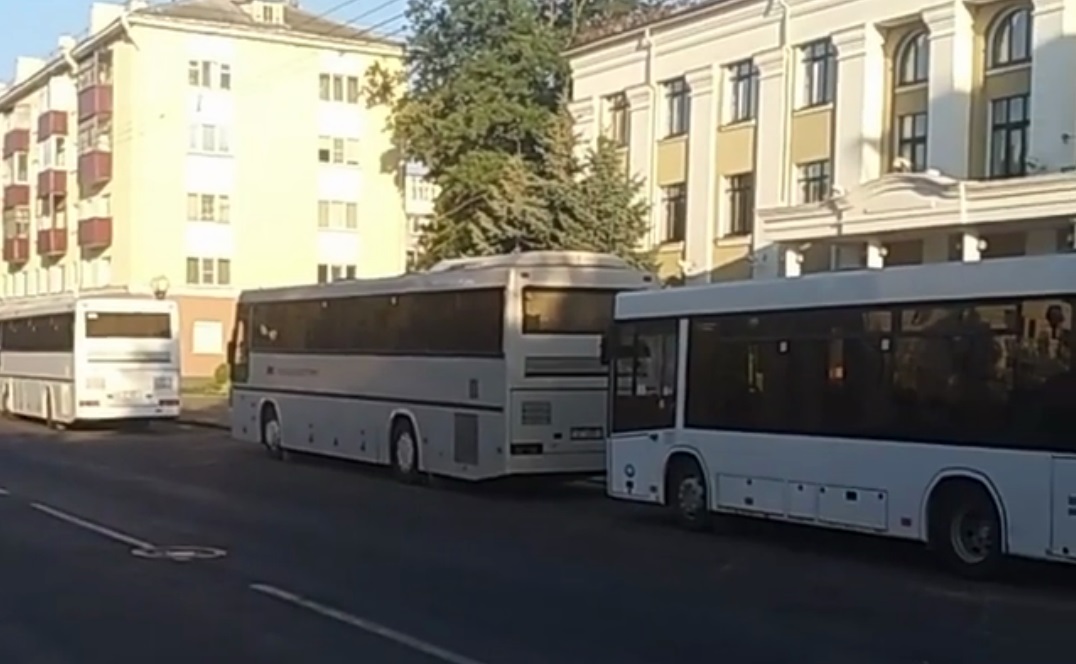 Под угрозой увольнения: В Минск едут автобусы с бюджетниками для поддержки Лукашенко 