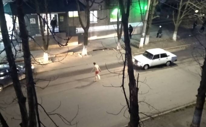 По улицам Славянска бегал полуголый мужчина