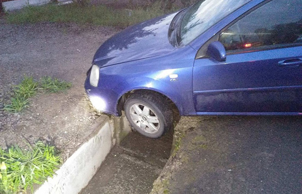 В Мариуполе легковой автомобиль провалился в ливневку