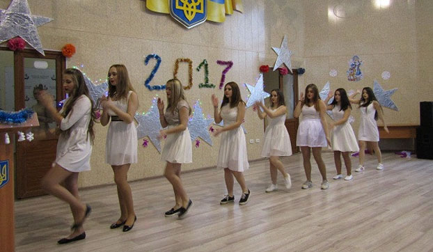 Студенты Покровска устроили веселый новогодний концерт