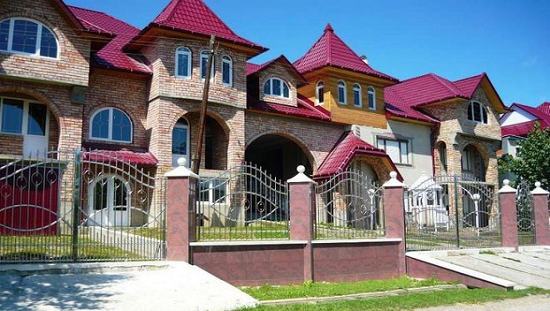 Где в Украине находится село с самыми большими домами?
