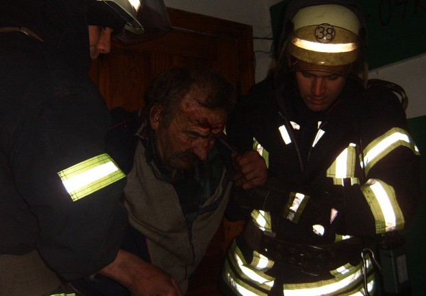 В Славянске во время тушения пожара удалось спасти человека 