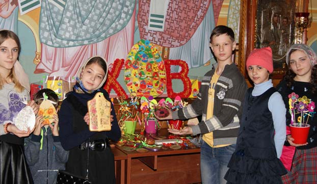 В Константиновке воспитанники воскресной школы в пасхальную ночь организовали выставку-ярмарку