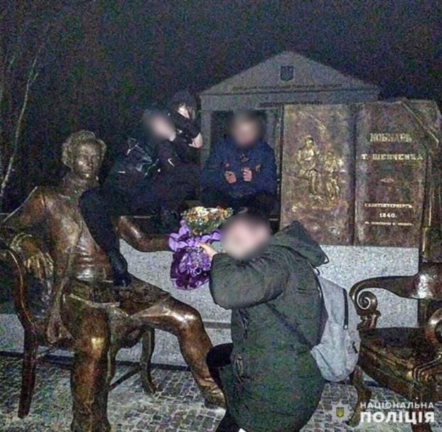 Полиция Покровска установила личности авторов неприличной фотосессии  у памятника Кобзарю