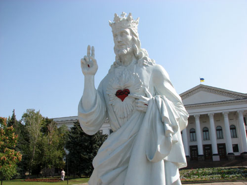 В Краматорск прибыл трехметровый Иисус Христос