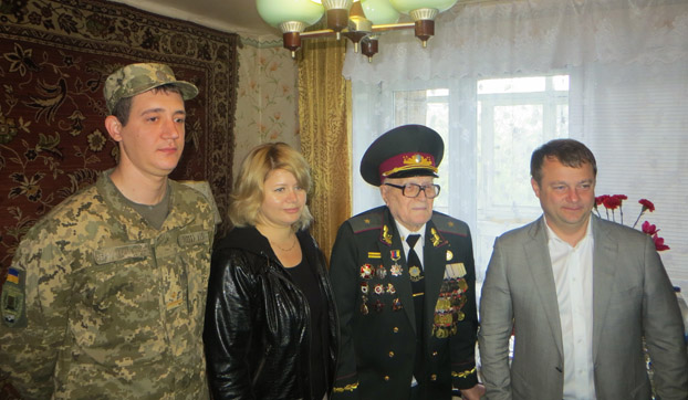 В Покровске поздравили ветерана, инициатора создания памятника танкистам-кантемировцам