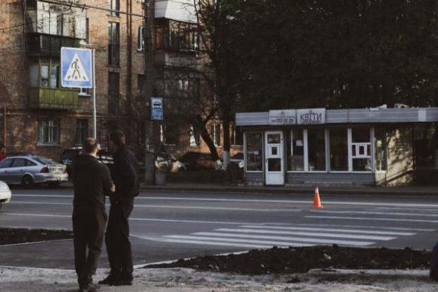 В Киеве автомобиль на скорости сбил ребенка на пешеходном переходе