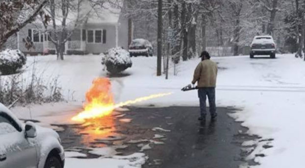 Американец убрал снег перед домом при помощи огнемёта
