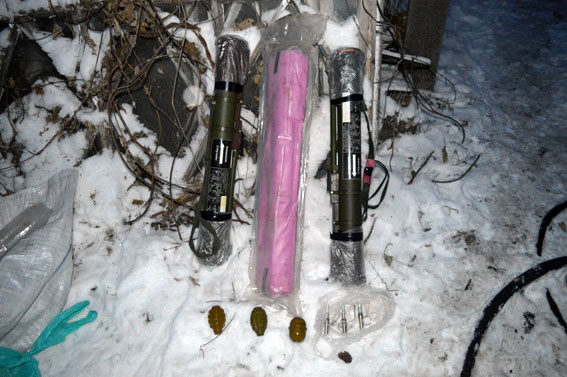 В Димитрове у разыскиваемого налетчика изъяли противотанковые гранатометы и гранаты