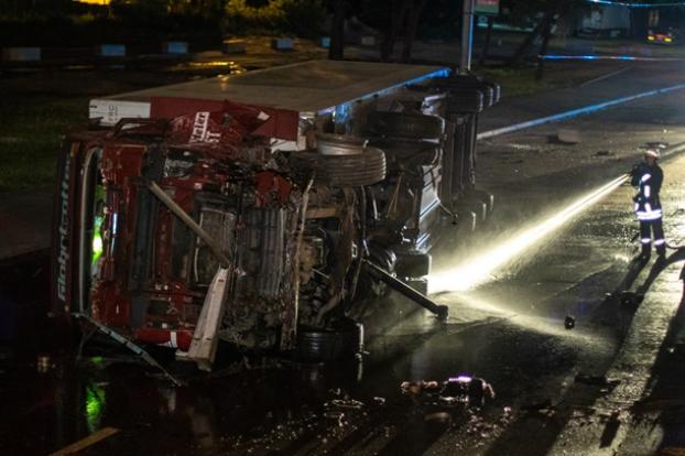 В Киеве грузовик снес ограждение и упал с моста