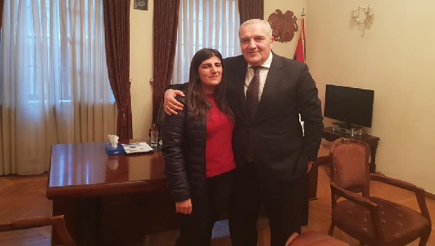 Девушка в Тбилиси нашла 37 тысяч долларов и отнесла в полицию 
