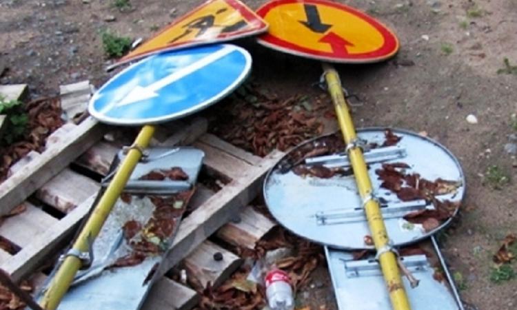 В поселке Шевченко воруют лавочки и дорожные знаки