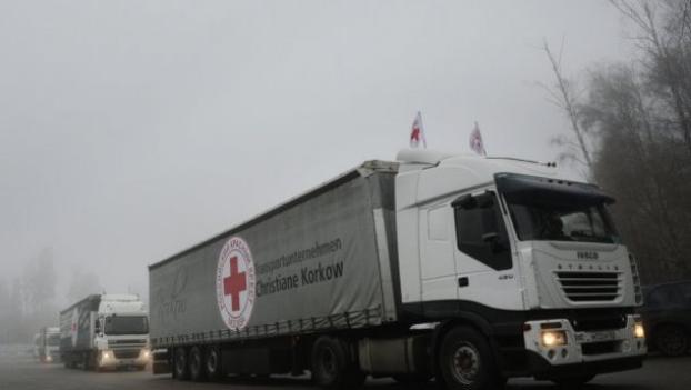 Красный Крест отправил на Донбасс 9 грузовиков с гуманитарной помощью