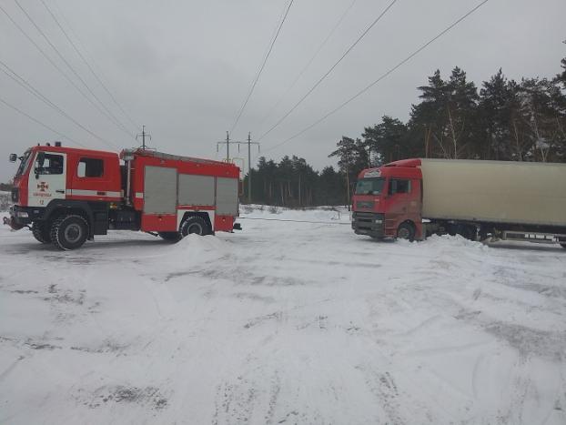 На Луганщине из-за ухудшения погоды 36-тонной фуре потребовалась помощь спасателей