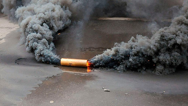 Националисты в Киеве кидают в людей яйца, картошку и дымовые шашки
