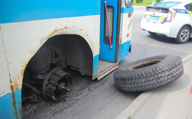 В Краматорске у троллейбуса на ходу отвалилось колесо