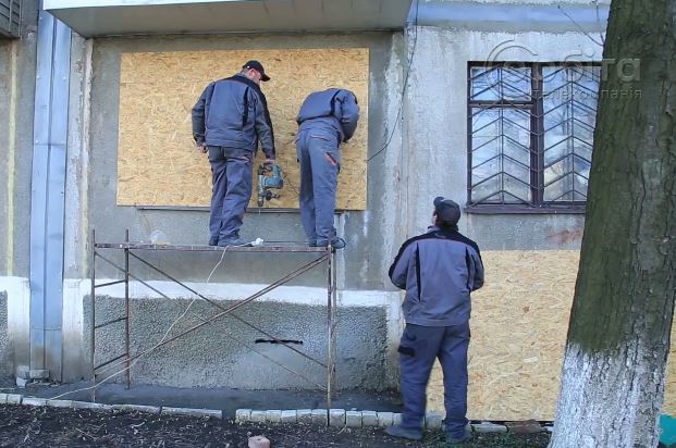 Ремонтные бригады на Донетчине зашивают окна OSB