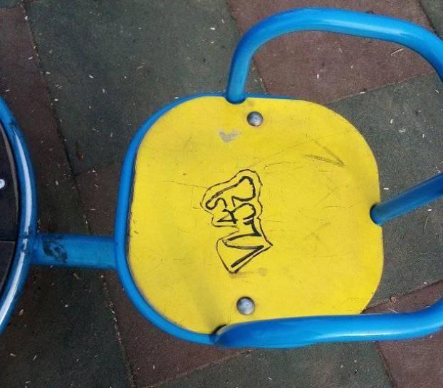 В Дружковке на детской площадке подростки оставили нецензурные выражения 
