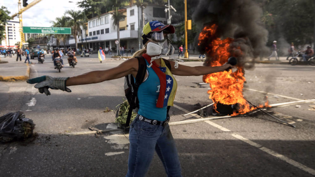 В Венесуэле митингующие сожгли человека