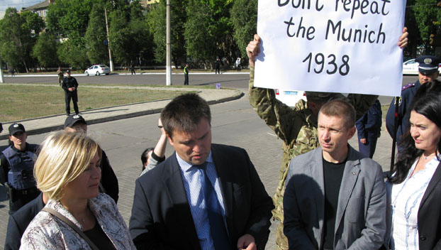 Министров иностранных дел в Краматорске встретили пикетом