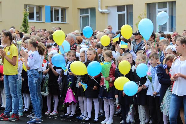 Опорная школа Дружковки в День знаний принимала гостей и подарки