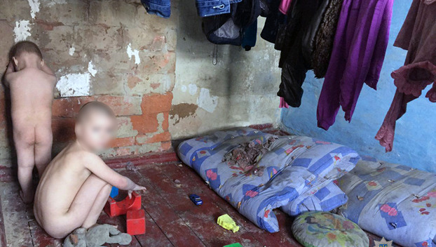 В Добропольском районе трое маленьких детей живут в грязи без одежды и еды