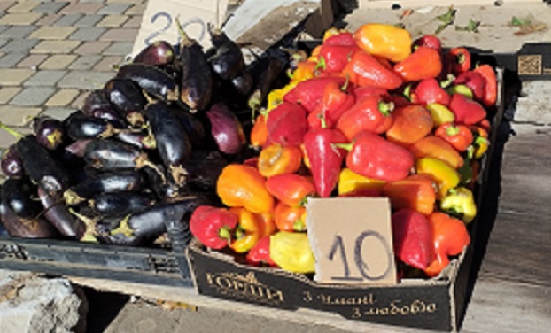 На «хитром» рынке в Константиновке цены ниже из-за обилия овощей
