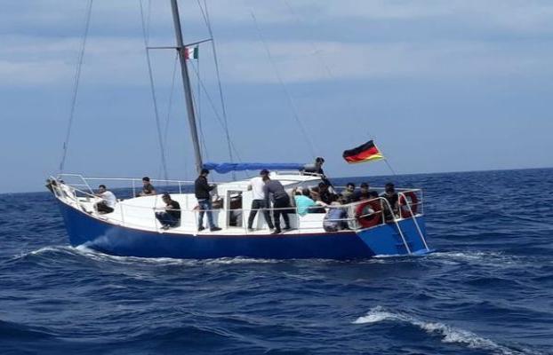 У берегов Греции задержали трех украинцев, перевозивших на яхте нелегалов 