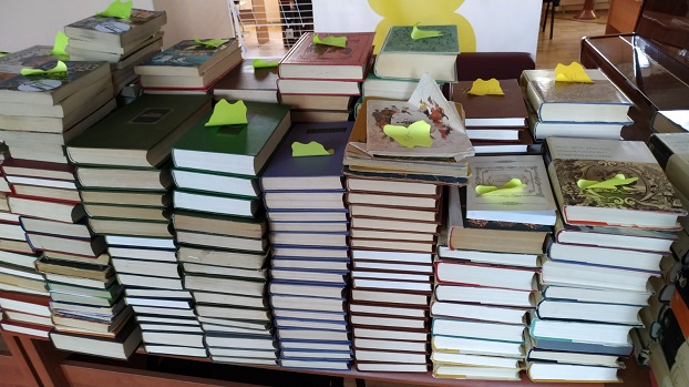 Жители Константиновки подарили библиотеке сотни книг