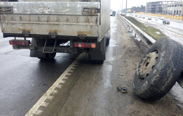 Женщину на остановке убило колесо, на ходу отлетевшее от грузовика