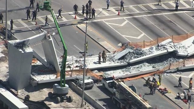 В Майами обрушился пешеходный мост 