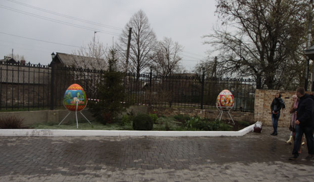 Пасхальные чудо-яйца появились во дворе храма преподобного Иова Почаевского