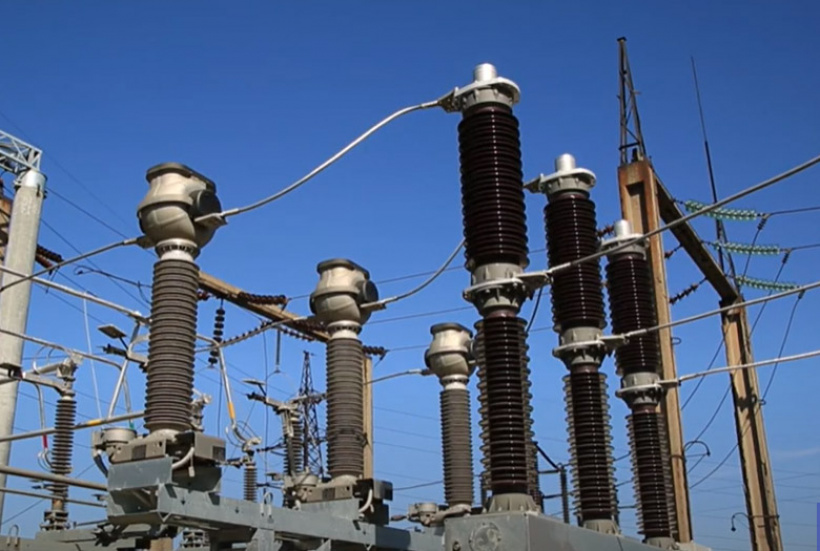 Энергетики проводят реконструкцию мощной подстанции в Мирнограде