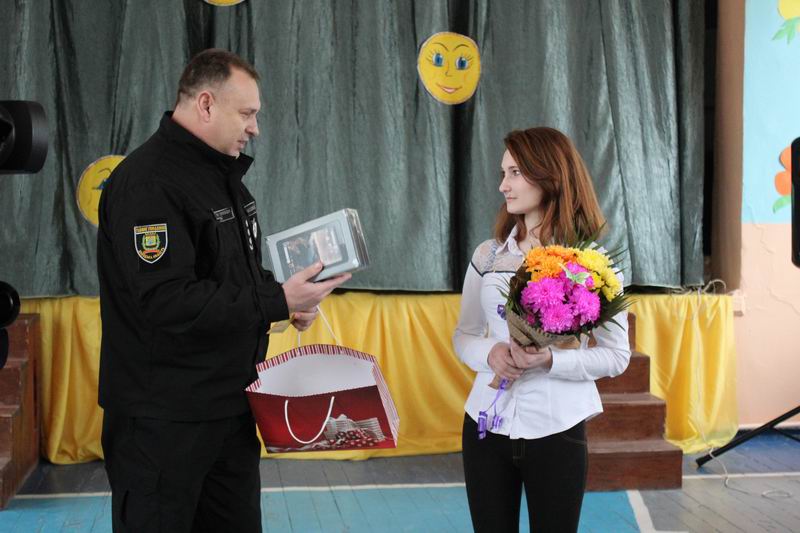 Полицейские Славянска маленькой спасительнице 5-летнего ребенка вручили цветы и ценный подарок