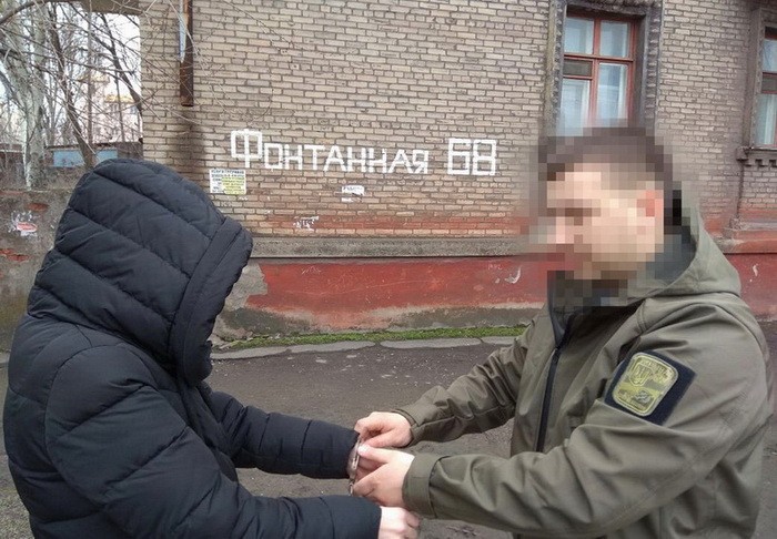 На Донбассе задержана женщина, переоформлявшая пустые квартиры в Донецке на боевиков
