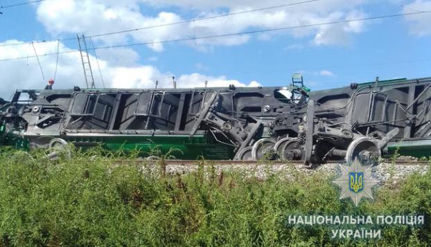 В Одесской области грузовой поезд сошел с рельсов, движение в Киев приостановлено