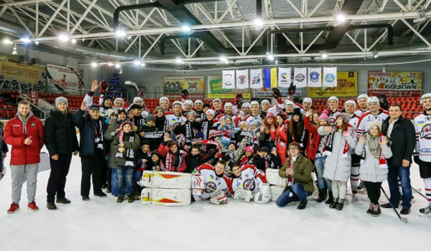 По приглашению Бориса Колесникова дети села Хмельница посетили заключительный хоккейный матч уходящего 2016 года 