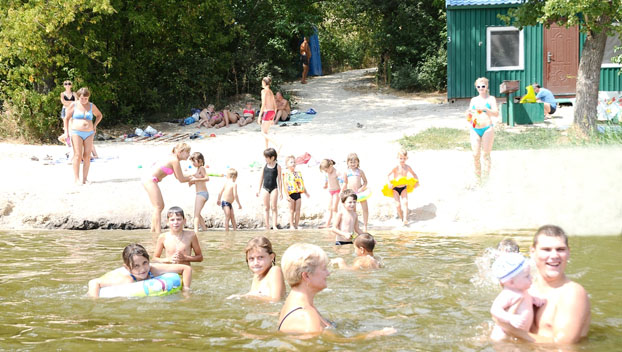 Лысогорская плотина в Покровске спасает от жары