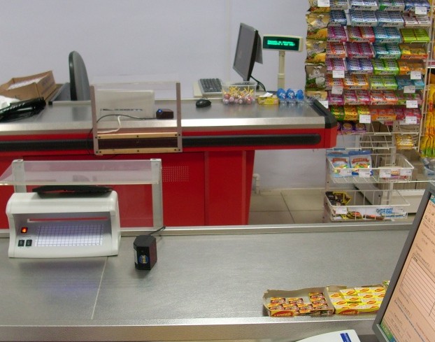 В Славянске мужчина пытался украсть деньги из кассы в супермаркете