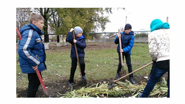 Школьники Мирнограда стали участниками акции «Парад цветов возле школы»