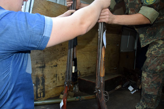 75 единиц оружия, 4 снаряда и 1 гранату правоохранителям добровольно сдали на Донбассе