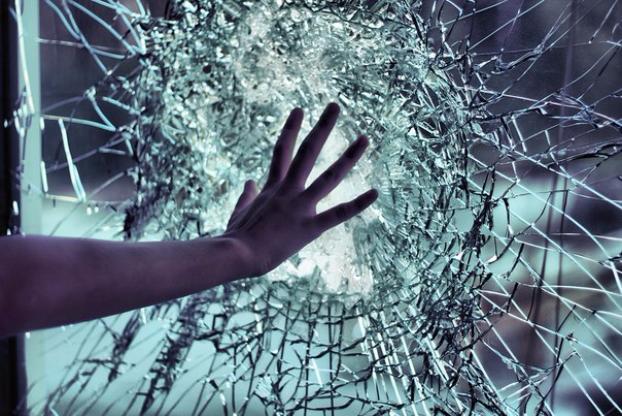 В Дружковке хулиганка разбила стекло прямо возле отделения полиции
