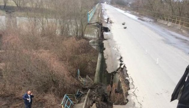 Во Львовской области обрушилась часть моста через Днестр 