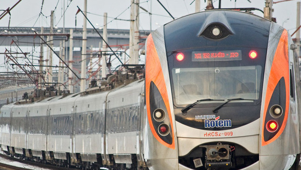 На майские праздники «Укрзализныця» добавила двадцать поездов