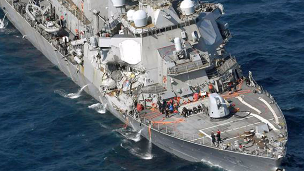 У берегов Японии Эсминец ВМС США столкнулся с торговым судном 