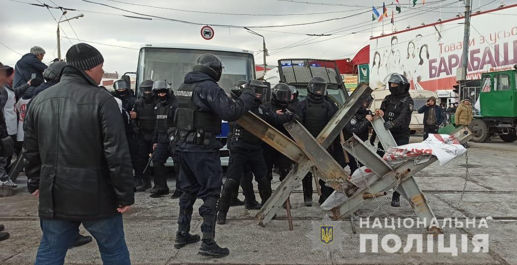 Столкновения на рынке Харькова: полиция задержала более 50 человек